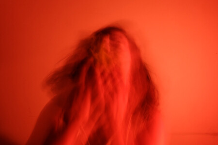 ‘Material sensible’, una exposición colectiva en Barcelona para denunciar el abuso sexual en la infancia a través de la fotografía
