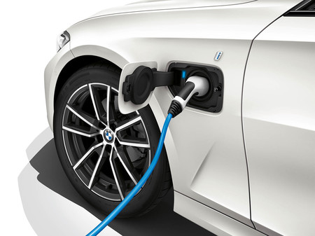 Los coches híbridos enchufables de BMW pasarán solos a modo eléctrico en zonas con restricciones por emisiones