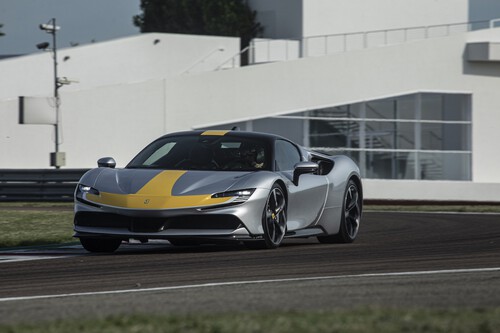 Probamos el Ferrari SF90 Stradale Assetto Fiorano: el superdeportivo tecnológicamente más avanzado de Ferrari con 1.000 CV