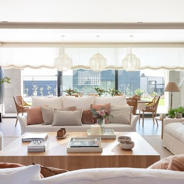 Los interioristas lo afirman: es mejor utilizar cortinas de barra para ventanas abatibles y estores para las correderas 