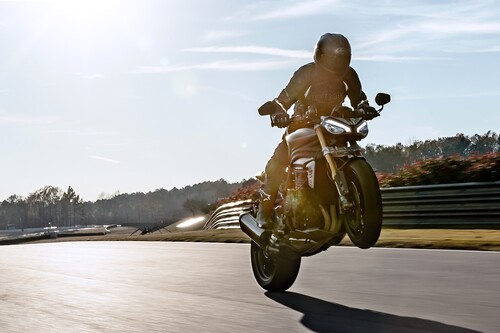 La nueva Triumph Speed Triple 1200 RS se radicaliza con 180 CV y parte ciclo pata negra, por 18.400 euros