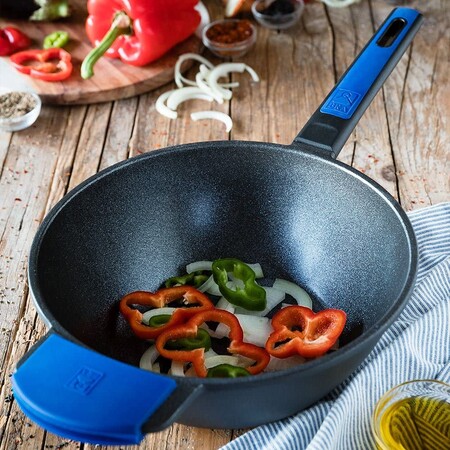 El Wok más vendido de Amazon es de Bra y cuesta menos de 30 euros: antiadherente de gama alta para cocinar con menos aceite
