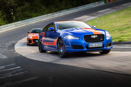 Jaguar estrena un F-Type SVR y un XJR575 como Ring Taxis en Nürburgring Nordschleife