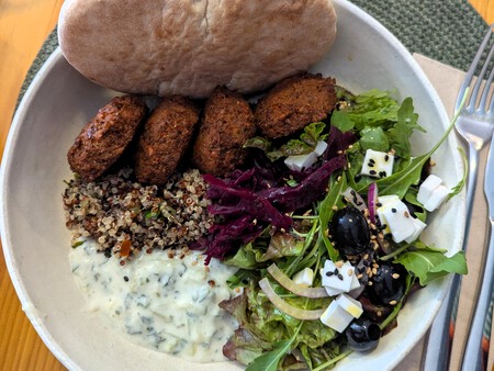 Ensalada de falafel, 100% vegana en A Porta Verde (Santiago de Compostela).