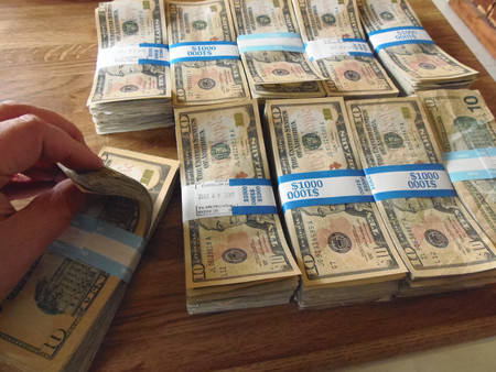 Tendemos a gastar más dinero si usamos billetes usados en vez de nuevos