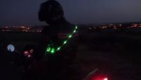 Segunda luz en el casco, cinturon de LED, más propuestas para aumentar la visibilidad