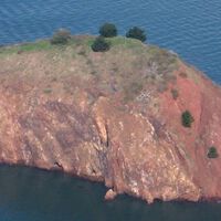 California acoge una de las islas privadas más extrañas del mundo: 25 millones por una roca rojiza sin electricidad ni agua 