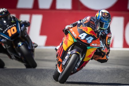 Miguel Oliveira se pone líder de Moto2 con una victoria rodando más allá del límite de los neumáticos