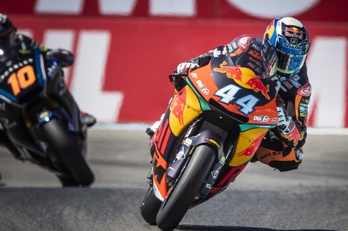 Miguel Oliveira se pone líder de Moto2 con una victoria rodando más allá del límite de los neumáticos
