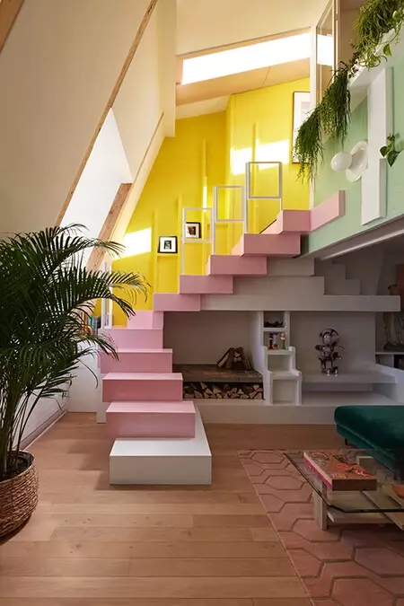 Juego de volúmenes, color y luz en un dúplex de 115 m2 con vistas al cielo París