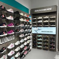 Skechers comienza a agotar las zapatillas versátiles y cómodas que no dejaremos de usar a diario y están rebajadas más de la mitad