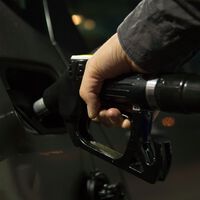 Mónica Marí, responsable de una gasolinera: "Muchos conductores creen que el combustible más caro es mejor, pero no siempre es así" 