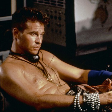 Despidieron a su director y este se coló disfrazado de perro mutante en el rodaje. Ocurrió en un fiasco de ciencia ficción con Val Kilmer, La isla del Dr. Moreau
