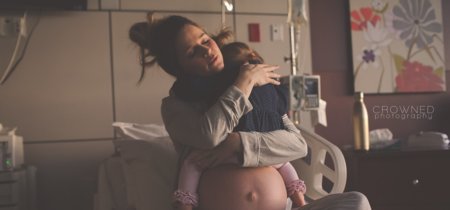 La emotiva foto de una madre abrazando a su hija antes de darle la bienvenida a un nuevo bebé