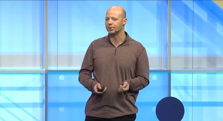Google I/O 2018 でのプレゼンテーションにおける Android セキュリティ責任者の David Kleidermacher 氏。