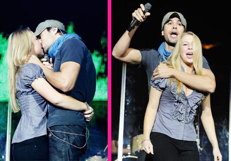 Enrique Iglesias besa apasionadamente a una fan
