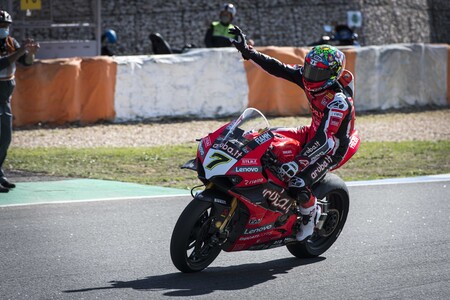 Chaz Davies se despide de Ducati con victoria mientras que Xavi Forés le da el título de marcas a Kawasaki