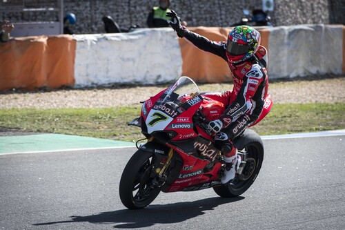 Chaz Davies se despide de Ducati con victoria mientras que Xavi Forés le da el título de marcas a Kawasaki