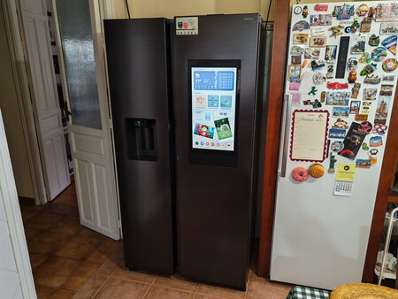 El frigorífico de Samsung junto a mi antiguo frigorífico que, fun fact, resulta ser Samsung también | Imagen: Xataka