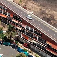 Un pueblo de Canarias tuvo que elegir entre tener acceso en coche o casas. La solución fue un bloque de pisos por el que baja hasta el autobús