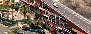 Un pueblo de Canarias tuvo que elegir entre tener acceso en coche o casas. La solución fue un bloque de pisos por el que baja hasta el autobús
