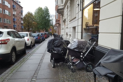 ¿Por qué los padres dejan a sus bebés en los cochecitos en la puerta de las tiendas en los países nórdicos?