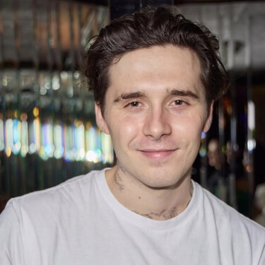 Brooklyn Beckham rompe su silencio y se posiciona junto a su suegro. Un feo mensaje velado para David y Victoria  