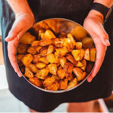 Los cocineros son unánimes: para conseguir patatas asadas doradas, no hay que añadir aceite, sino este ingrediente 