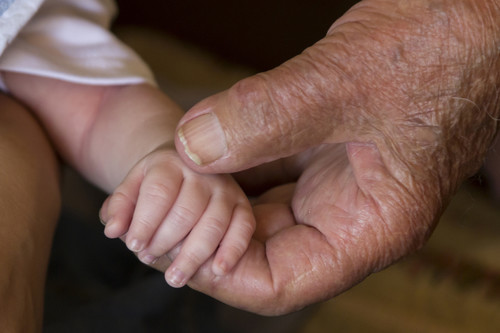 La historia del hombre que salvó la vida de más de dos millones de bebés gracias a "su brazo de oro"