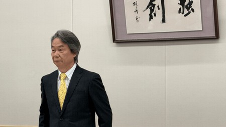 Shigeru Miyamoto durante sua aparição perante a imprensa por ocasião da concessão da Ordem da Cultura do Japão. Fonte: Game Watch.
