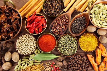 Cuatro buenas razones para consumir más hierbas y especias si quieres perder peso.