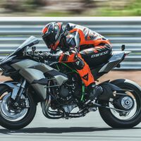 En 3ª a 220 km/h: Este piloto de MotoE llevando una Kawasaki H2R a grito pelado es lo más emocionante que vas a ver hoy
