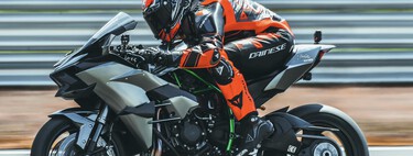 En 3ª a 220 km/h: Este piloto de MotoE llevando una Kawasaki H2R a grito pelado es lo más emocionante que vas a ver hoy