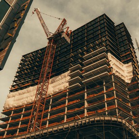 La nostálgica búsqueda de poder: Por qué los hombres de hoy añoran los trabajos maratónicos y las "grandes obras" del pasado