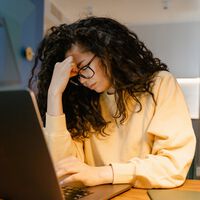 La gran mayoría de las madres gen Z se plantean dejar el trabajo para cuidar de sus hijos. Es un problema grave y la culpa es de las empresas 