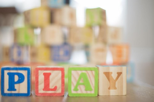 Volvamos a lo básico: bloques, figuras y puzzles, los mejores regalos para niños recomendados por la AAP