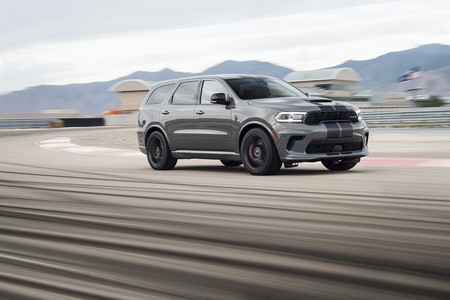 El Dodge Durango SRT Hellcat es un enorme SUV de siete plazas, 720 CV y capaz de remolcar casi 4.000 kg, por 80.995 dólares