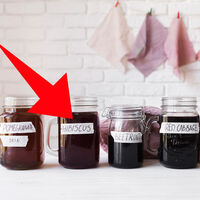 Este truco llegó a mi vida muchos años tarde. Esta es la manera correcta de despegar una etiqueta de cualquier lugar 