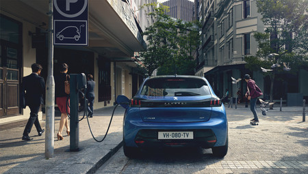 El Peugeot e-208 ya tiene precio para España: el utilitario eléctrico parte de los 29.850 euros