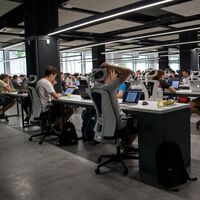 Open space e quatro dias por semana: o CEO de IA da Microsoft quer todo mundo no escritório, não no home office 