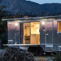 Esta caravana de 182.000 euros tiene spa, cine... ¡y hasta terraza con barbacoa!