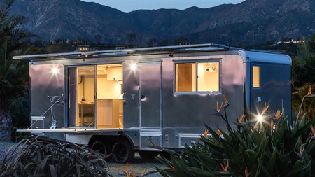 Esta caravana de 182.000 euros tiene spa, cine... ¡y hasta terraza con barbacoa!
