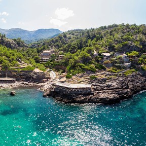 Calas de agua turquesa, marisco fresco y una puesta de sol insuperable: el pueblo pesquero de Baleares donde ver el eclipse solar 2026