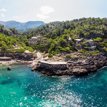 El eclipse solar sobre el Mediterráneo, comiendo pescado fresco en una cala secreta: el pueblo español que visitar sí o sí