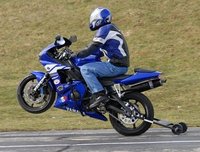 Aprendiendo a hacer caballitos con el Wheelie Teach