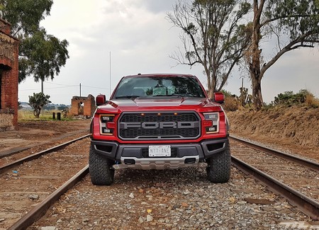 Probamos la Ford Raptor, un monstruo con dos turbos, capaz de todo y sin miedo a nada