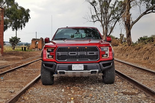 Probamos la Ford Raptor, un monstruo con dos turbos, capaz de todo y sin miedo a nada
