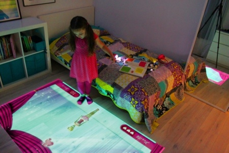Lumo proyecta un entorno interactivo en suelos y paredes