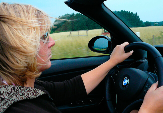 Conductora de coche con gafas de sol