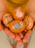 Decorar huevos de Pascua con calcomanías